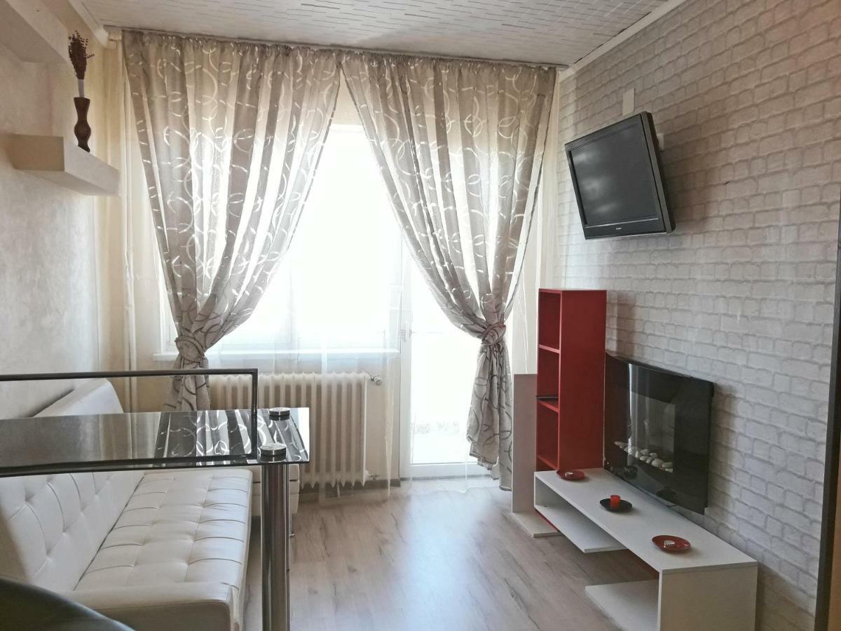 Ana'S Apartment Oradea Luaran gambar